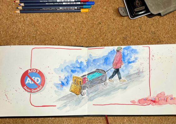 Gezeigt wird ein mit Aquarell gemaltes Bild, das eine Frau mit Bollerwagen auf einer Demo gegen rechts zeigt. An dem Bollerwagen sind Pappschilder mit Protestsprüchen befestigt. Es klebt ein NOAFD- Aufkleber auf dem Bild